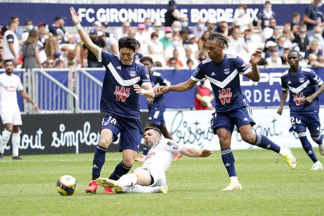 18 UI JO HWANG (FCGB) - 05 THOMAS MANGANI (SCO) - 11 SEKOU MARA (FCGB) FOOTBALL : Bordeaux vs Angers - Ligue 1 Uber Eats - 22 08 2021 FEP Panoramic 