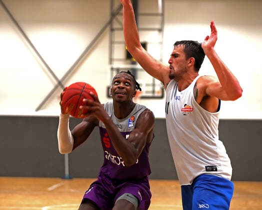 GSD zje123 easy Credit Basketball BBL Test Match BG Göttingen Medipolis SC Jena Göttingens James Dickey on the ball against Jenas Rayshawn Simmons