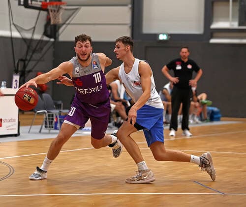 GSD zje123 easy Credit Basketball BBL Test Match BG Göttingen Medipolis SC Jena Göttingens Haris Hujic on the ball against Jenas Moritz Plescher