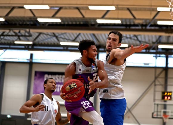 GSD zje123 easy Credit Basketball BBL Test match BG Göttingen Medipolis SC Jena Göttingens Stephen Jr Brown on the ball against Jenas Alexander Herrera.