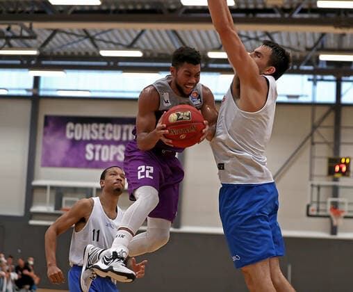 GSD zje123 easy Credit Basketball BBL Test match BG Göttingen Medipolis SC Jena Göttingens Stephen Jr Brown on the ball against Jenas Alexander Herrera.