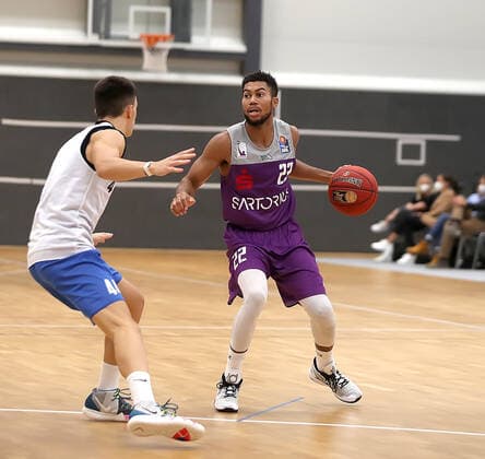 GSD zje123 easy Credit Basketball BBL Test match BG Göttingen Medipolis SC Jena Göttingens Stephen Jr Brown on the ball against Jenas Alexander Herrera.