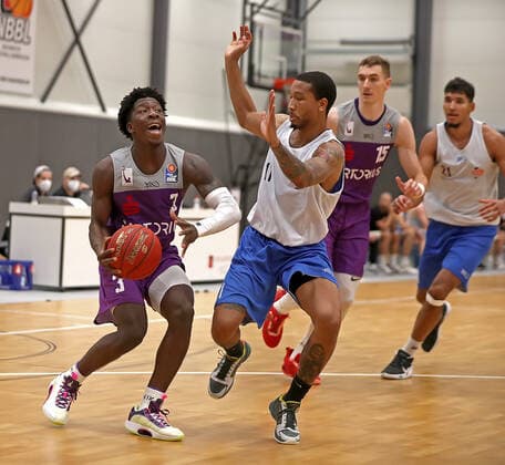 GSD zje123 easy Credit Basketball BBL Test Match BG Göttingen Medipolis SC Jena Göttingens Zackery Bryant on the ball against Jenas Rayshawn Simmons