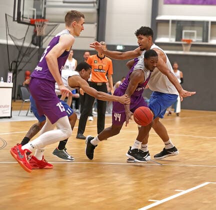 GSD zje123 easy Credit Basketball BBL Test Match BG Göttingen Medipolis SC Jena Göttingens Kamar Baldwin on the ball against Jenas Rafael Alberton