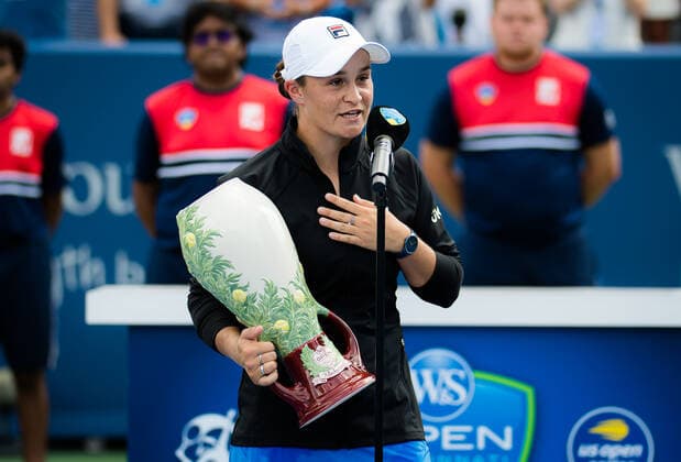 August 22, 2021, CINCINNATI, UNITED STATES: Ashleigh Barty of Australia with her champions trophy after the final of the 2021 Western & Southern Open WTA, Tennis Damen 1000 tennis tournament CINCINNATI UNITED STATES - ZUMAa181 20210822_zaa_a181_046 Copyright: xRobxPrangex