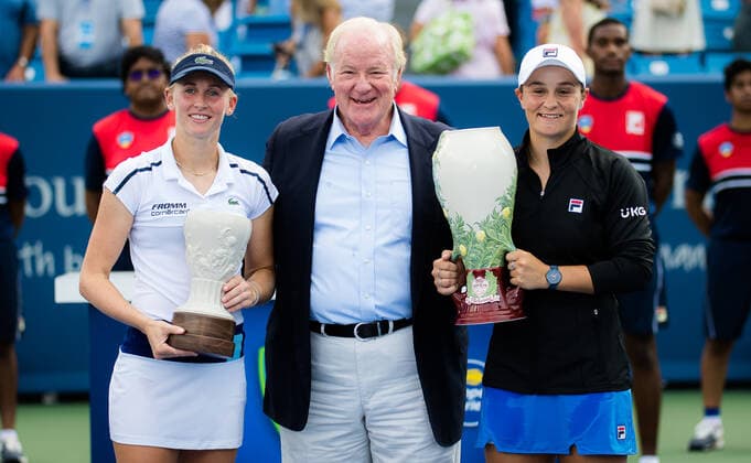 August 22, 2021, CINCINNATI, UNITED STATES: Jil Teichmann of Switzerland & Ashleigh Barty of Australia with their trophies after the final of the 2021 Western & Southern Open WTA, Tennis Damen 1000 tennis tournament CINCINNATI UNITED STATES - ZUMAa181 20210822_zaa_a181_048 Copyright: xRobxPrangex