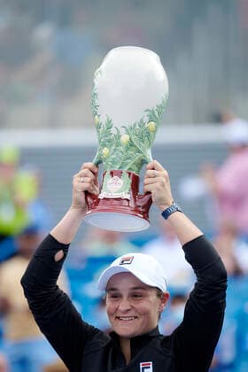 CINCINNATI, OH - AUGUST 22: Ashleigh Barty of Australia smiles and lifts the Rookwood Cup after winning the womenÕs championship match of the Western & Southern Open at the Lindner Family Tennis Center in Mason, Ohio on August 22, 2021. Barty defeated Jil Teichmann of Switzerland 6-1, 6-1. (Photo by Shelley Lipton Icon Sportswire) TENNIS: AUG 22 Western & Southern Open Icon210822556