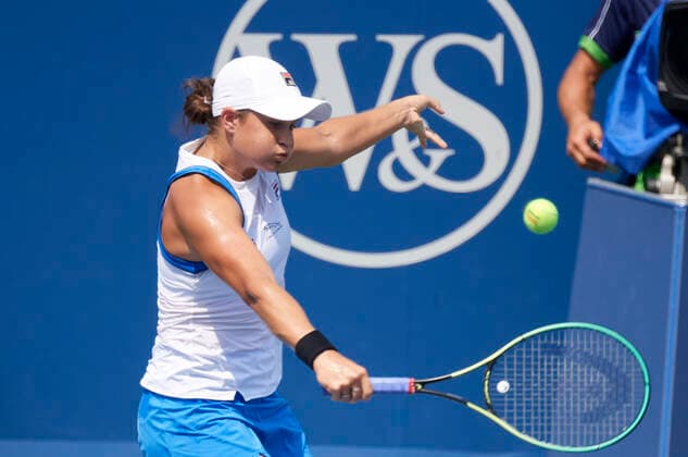 CINCINNATI, OH - AUGUST 22: Ashleigh Barty of Australia hits a backhand slice shot during the womenÕs championship match of the Western & Southern Open at the Lindner Family Tennis Center in Mason, Ohio on August 22, 2021. (Photo by Shelley Lipton Icon Sportswire) TENNIS: AUG 22 Western & Southern Open Icon210822324