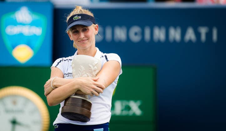 Sport Themen der Woche KW33 Sport Bilder des Tages August 22, 2021, CINCINNATI, UNITED STATES: Jil Teichmann of Switzerland during the trophy ceremony after the final of the 2021 Western & Southern Open WTA, Tennis Damen 1000 tennis tournament against Ashleigh Barty of Australia CINCINNATI UNITED STATES - ZUMAa181 20210822_zaa_a181_079 Copyright: xRobxPrangex