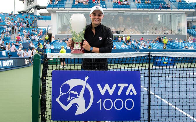 August 22, 2021, CINCINNATI, UNITED STATES: Ashleigh Barty of Australia with her champions trophy after the final of the 2021 Western & Southern Open WTA, Tennis Damen 1000 tennis tournament against Jil Teichmann of Switzerland CINCINNATI UNITED STATES - ZUMAa181 20210822_zaa_a181_087 Copyright: xRobxPrangex