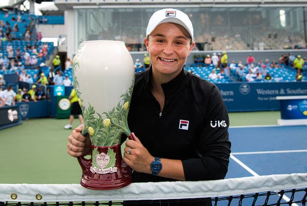 Sport Bilder des Tages August 22, 2021, CINCINNATI, UNITED STATES: Ashleigh Barty of Australia with her champions trophy after the final of the 2021 Western & Southern Open WTA, Tennis Damen 1000 tennis tournament against Jil Teichmann of Switzerland CINCINNATI UNITED STATES - ZUMAa181 20210822_zaa_a181_088 Copyright: xRobxPrangex