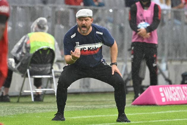 Bilder des Jahres 2021, Sport 08. August Sport Themen der Woche KW33 Sport Bilder des Tages Steffen BAUMGART (Trainer 1.FC Koeln), Gestik,gibt Anweisungen, Einzelbild, Freisteller,Ganzkoerperaufnahme,ganze Figur Fussball 1. Bundesliga Saison 2021 2022, 2.Spieltag, Spieltag02 FC Bayern Muenchen-1.FC Koeln 3-2 am 22.08.2021,A L L I A N Z A R E N A Muenchen. *** Steffen BAUMGART coach 1 FC Koeln , gestures,gives instructions, single image, crop,full body shot,whole figure Football 1 Bundesliga season 2021 2022, 2 matchday, Spieltag02 FC Bayern Muenchen 1 FC Koeln 3 2 on 22 08 2021,A L L I A N Z A R E N A Muenchen