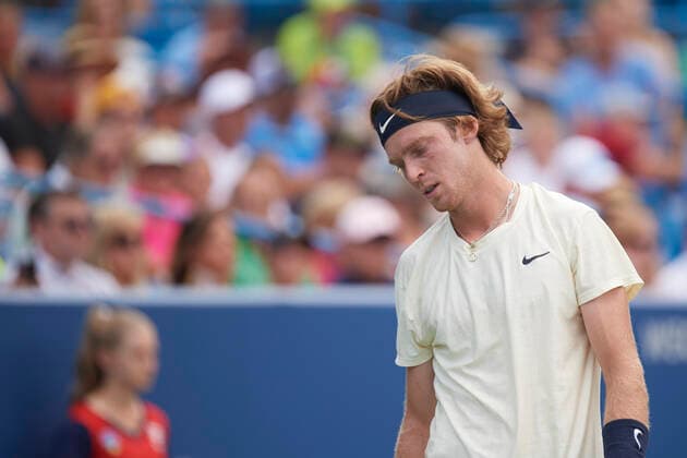 Sport Bilder des Tages CINCINNATI, OH - AUGUST 22: Andrey Rublev of Russia looks down with frustration after losing a point during the menÕs championship match of the Western & Southern Open at the Lindner Family Tennis Center in Mason, Ohio on August 22, 2021. (Photo by Shelley Lipton Icon Sportswire) TENNIS: AUG 22 Western & Southern Open Icon210822647