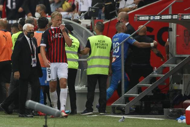 Nice, France, 22nd August 2021. Kasper Dolberg of OGC Nice reacts as Jorge Sampaoli Head coach of Olympique De Marseille accompanied down the tunnel by Dimitri Payet of Olympique De Marseille following the referee Benoit Bastien s decision stop play following a pitch invasion after the Olympique De Marseille numbertenthrew a bottle of water back into the crowd after it was thrown in his direction onto the field of play during the Lique 1 match at Allianz Riviera Stadium, Nice. Picture credit should read: Jonathan Moscrop Sportimage EDITORIAL USE ONLY. No use with unauthorised audio, video, data, fixture lists, club league logos or live services. Online in-match use limited to 120 images, no video emulation. No use in betting, games or single club league player publications. SPI-1148-0095