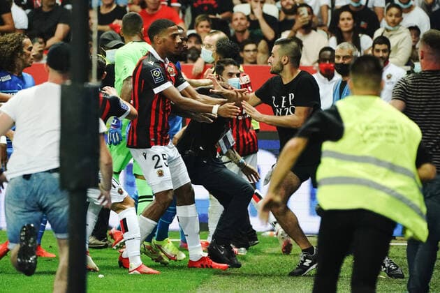 Bagarre gÃ nÃ rale - envahissement du terrain par les supporters nicois - Jean Clair Todibo (OGC Nice) FOOTBALL : OGC Nice vs Olympique de Marseille - Ligue 1 Uber Eats - Nice - 22 08 2021 NorbertScanella PanoramiC 