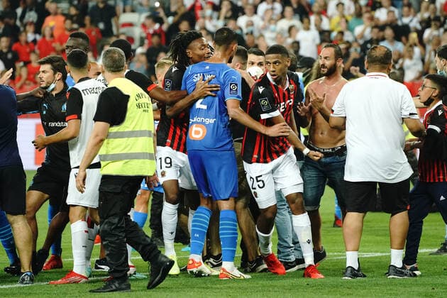 Bagarre gÃ nÃ rale - envahissement du terrain par les supporters nicois - Jean Clair Todibo (OGC Nice) FOOTBALL : OGC Nice vs Olympique de Marseille - Ligue 1 Uber Eats - Nice - 22 08 2021 NorbertScanella PanoramiC 