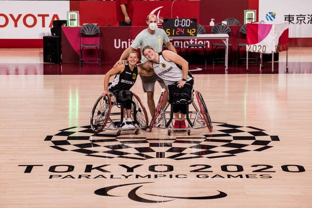 Tokyo 2020 Paralympic Games Wheelchair Basketball , Press Training Women Germany, 23 08 2021 TOKYO, JAPAN 23 August 2021 Wheelchair Basketball, Press Training of the German Women ahead of the Tokyo 2020 Paralympic Games on 26 08 2021 at Ariake Arena in Tokyo Japan Svenja Mayer 13, Germany , Andre Hopp Assistant Coach Germany , Barbara Gross 15, Germany pose with the logo Copyright: xBEAUTIFULxSPORTS Wunderlx