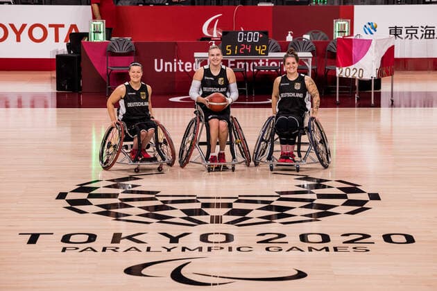 Tokyo 2020 Paralympic Games Wheelchair Basketball , Press Training Women Germany, 23 08 2021 TOKYO, JAPAN 23 August 2021 Wheelchair Basketball, Press Training of the German Women ahead of the Tokyo 2020 Paralympic Games on 26 08 2021 at Ariake Arena in Tokyo Japan Anne Patzwald 7, Germany , Mareike Miller 4, Germany , Maya Lindholm 11, Germany pose with the Logo Copyright: xBEAUTIFULxSPORTS Wunderlx