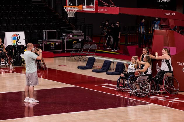 Tokyo 2020 Paralympic Games Wheelchair Basketball , Press Training Women Germany, 23 08 2021 TOKYO, JAPAN 23 August 2021 Wheelchair Basketball, Press Training of German Women ahead of Tokyo 2020 Paralympic Games on 26 08 2021 at Ariake Arena in Tokyo Japan Dennis Nohl Head Coach Germany takes a photo of Catharina Weiss 6, Germany , Lisa Bergenthal 10, Germany , Katharina Lang 8, Germany , Barbara Gross 15, Germany Copyright: xBEAUTIFULxSPORTS Wunderlx
