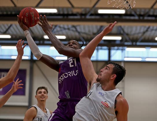 GSD zje123 easy Credit Basketball BBL Test Match BG Göttingen Medipolis SC Jena Göttingens James Dickey on the ball against Jenas Rayshawn Simmons