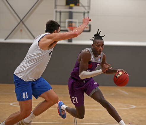 GSD zje123 easy Credit Basketball BBL Test Match BG Göttingen Medipolis SC Jena Göttingens James Dickey on the ball against Jenas Alexander Herrera