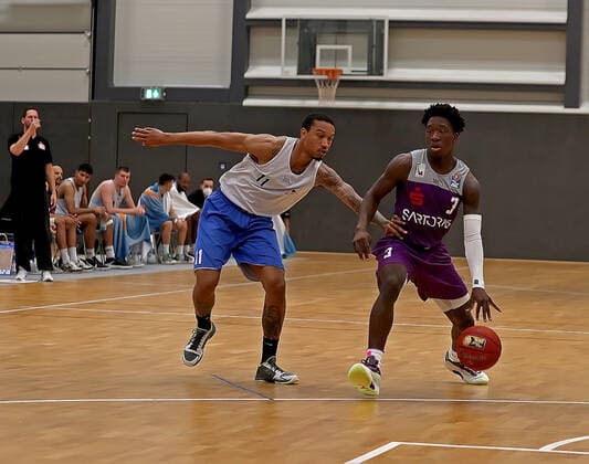 GSD zje123 easy Credit Basketball BBL Test Match BG Göttingen Medipolis SC Jena Göttingens Zackery Bryant on the ball against Jenas Rayshawn Simmons
