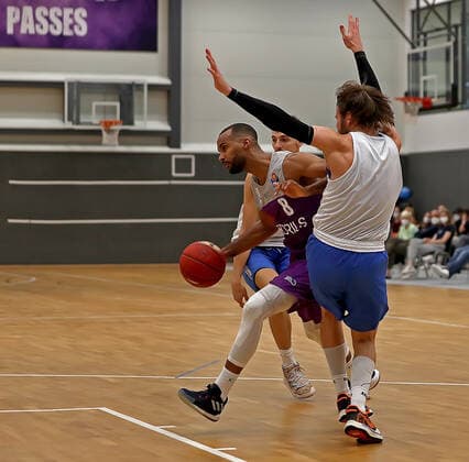 GSD zje123 easy Credit Basketball BBL Test Match BG Göttingen Medipolis SC Jena Göttingens Akeem Vargas on the ball against Jenas Nico Brauner