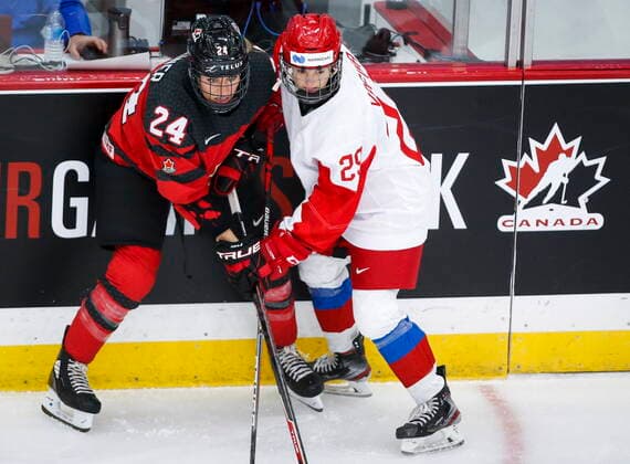 August 22, 2021, Calgary, ab, Canada: Russia s Alexandra Vafina, right, and Canada s Natalie Spooner battle for the puck during third period IIHF Women s World Championship, WM, Weltmeisterschaft hockey action in Calgary, Alta., Sunday, Aug. 22, 2021. Natalie Spooner, Alexandra Vafina - ZUMAc35_ 20210822_zaf_c35_053 Copyright: xJeffxMcintoshx
