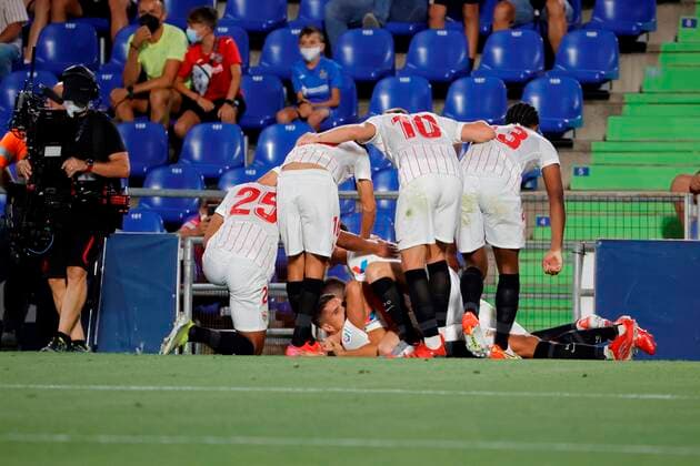 Sevilla s midfielder Erik Lamela (C-on the floor) celebrates with his teammates after scoring the 0-1 during the Spanish LaLiga soccer match between Getafe CF and Sevilla FC at Alfonso Perez stadium in Madrid, Spain, 23 August 2021. Getafe CF - Sevilla FC !ACHTUNG: NUR REDAKTIONELLE NUTZUNG!  Copyright: xZipix GRAF6959 20210823-44bdd58a72dbd8c3a109b8a9f8b7e0faf66ab54a