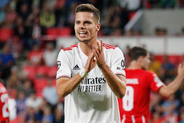 Eindhoven, Netherlands 24 August 2021 CL Quali 2021 2022 PSV Eindhoven vs Benfica Lisbon Julian Weigl Benfica Lisbon gestures on the pitch Philips Stadium Copyright: xFotostandx xvanxderxVeldenx