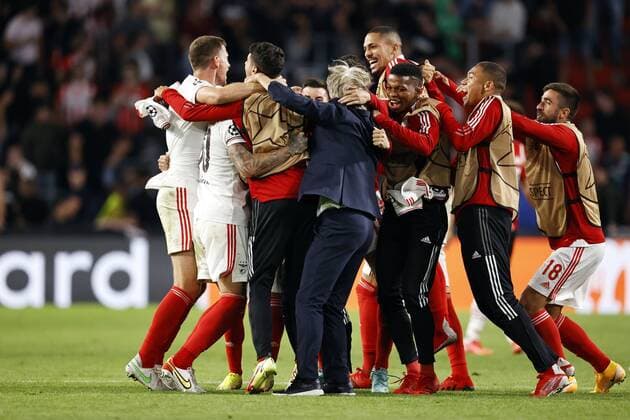 EINDHOVEN lr Jan Vertonghen of SL Benfica, Nicolas Otamendi of SL Benfica, SL Benfica coach Jorge Jesus during the Champions League play offs match between PSV Eindhoven and Benfica at Phillips stadium on August 24, 2021 in Eindhoven, Netherlands ANP MAURICE OF STONE Champions league play offs 2021 2022 xVIxANPxSportx xxANPxIVx 436184386