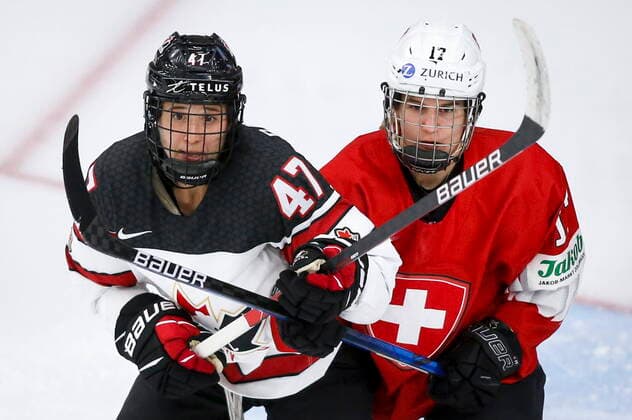 August 24, 2021, Calgary, ab, Canada: Switzerland s Lara Christen, right, and Canada s Jamie Rattray struggle for position during third period IIHF Women s World Championship, WM, Weltmeisterschaft hockey action in Calgary, Tuesday, Aug. 24, 2021. Jamie Rattray, Lara Christen  - ZUMAc35_ 20210824_zaf_c35_095 Copyright: xJeffxMcintoshx