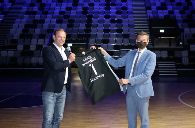 25 08 2021 Basketball Nuremberg Falcons Basketball Club NBC Official inauguration of the Kia Metropol Arena Sports photo Zink DaMa Ralph Junge Managing Director Nuremberg Falcons BC NBC presents Marcus König Lord Mayor City of Nuremberg with a jersey