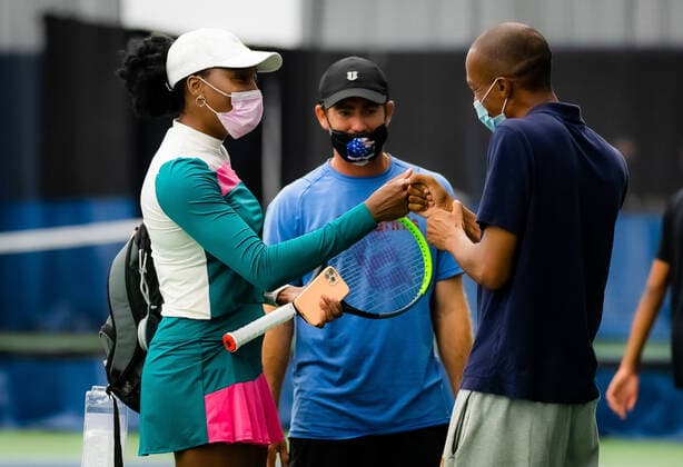 August 25, 2021, CHICAGO, UNITED STATES: Venus Williams of the United States hosts a kids clinic at the 2021 WTA, Tennis Damen Chicago Womens Open WTA 250 tennis tournament CHICAGO UNITED STATES - ZUMAa181 20210825_zaa_a181_037 Copyright: xRobxPrangex