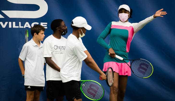 August 25, 2021, CHICAGO, UNITED STATES: Venus Williams of the United States hosts a kids clinic at the 2021 WTA, Tennis Damen Chicago Womens Open WTA 250 tennis tournament CHICAGO UNITED STATES - ZUMAa181 20210825_zaa_a181_042 Copyright: xRobxPrangex