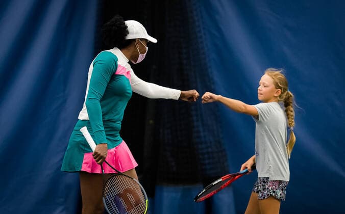 August 25, 2021, CHICAGO, UNITED STATES: Venus Williams of the United States hosts a kids clinic at the 2021 WTA, Tennis Damen Chicago Womens Open WTA 250 tennis tournament CHICAGO UNITED STATES - ZUMAa181 20210825_zaa_a181_043 Copyright: xRobxPrangex