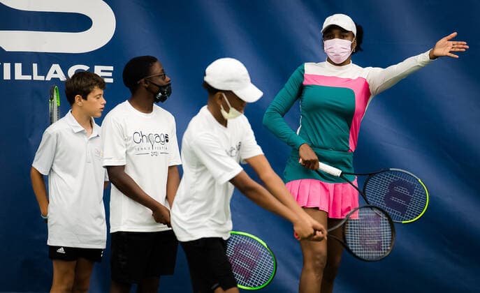 August 25, 2021, CHICAGO, UNITED STATES: Venus Williams of the United States hosts a kids clinic at the 2021 WTA, Tennis Damen Chicago Womens Open WTA 250 tennis tournament CHICAGO UNITED STATES - ZUMAa181 20210825_zaa_a181_045 Copyright: xRobxPrangex