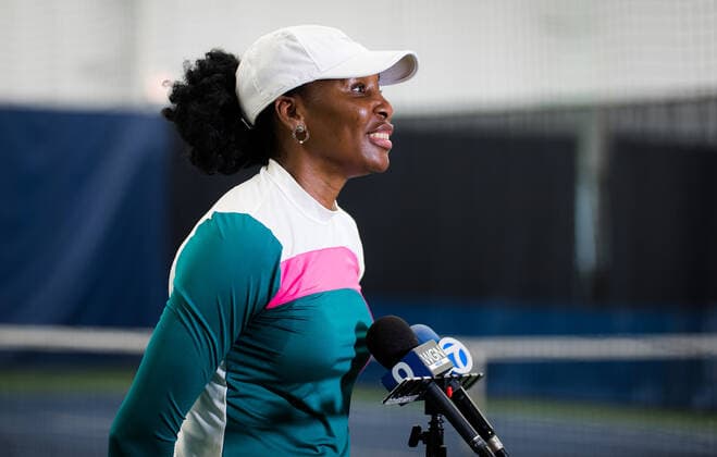August 25, 2021, CHICAGO, UNITED STATES: Venus Williams of the United States hosts a kids clinic at the 2021 WTA, Tennis Damen Chicago Womens Open WTA 250 tennis tournament CHICAGO UNITED STATES - ZUMAa181 20210825_zaa_a181_056 Copyright: xRobxPrangex