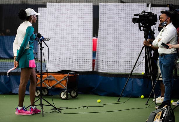 August 25, 2021, CHICAGO, UNITED STATES: Venus Williams of the United States hosts a kids clinic at the 2021 WTA, Tennis Damen Chicago Womens Open WTA 250 tennis tournament CHICAGO UNITED STATES - ZUMAa181 20210825_zaa_a181_057 Copyright: xRobxPrangex