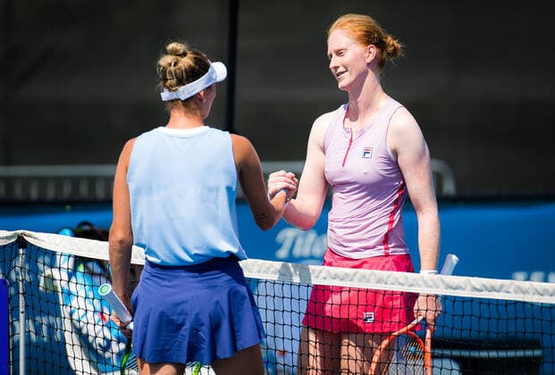 August 25, 2021, CHICAGO, UNITED STATES: Marketa Vondrousova of the Czech Republic & Alison Van Uytvanck of Belgium meet at the net after van Uytvanck is forced to retire at the 2021 WTA, Tennis Damen Chicago Womens Open WTA 250 tennis tournament CHICAGO UNITED STATES - ZUMAa181 20210825_zaa_a181_058 Copyright: xRobxPrangex