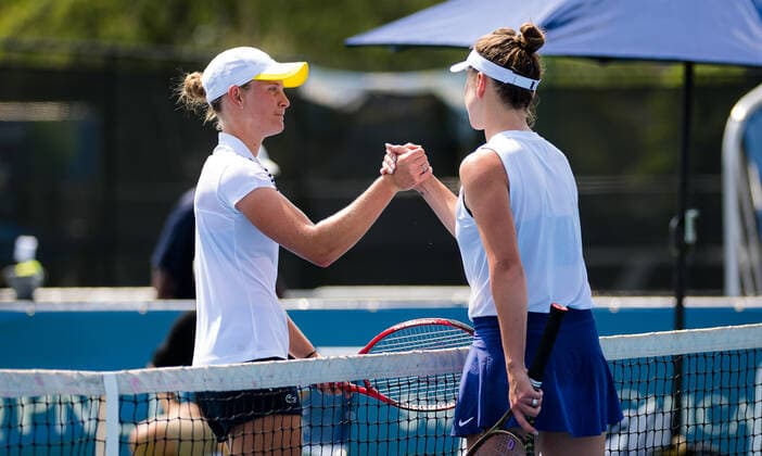 August 25, 2021, CHICAGO, UNITED STATES: Fiona Ferro of France & Elina Svitolina of Ukraine meet at the net after their second round match at the 2021 WTA, Tennis Damen Chicago Womens Open WTA 250 tennis tournament CHICAGO UNITED STATES - ZUMAa181 20210825_zaa_a181_073 Copyright: xRobxPrangex
