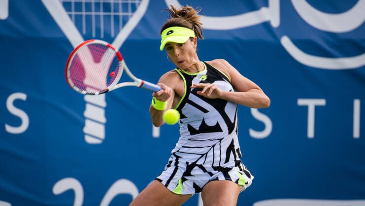August 25, 2021, CHICAGO, UNITED STATES: Alize Cornet of France in action during her second-round match at the 2021 WTA, Tennis Damen Chicago Womens Open WTA 250 tennis tournament against Jasmine Paolini of Italy CHICAGO UNITED STATES - ZUMAa181 20210825_zaa_a181_090 Copyright: xRobxPrangex