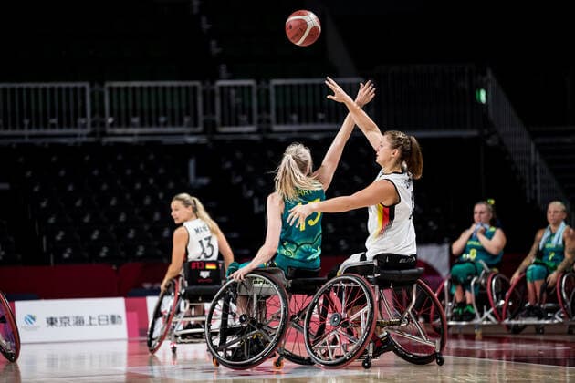 Tokyo 2020 Paralympic Games Wheelchair Basketball , 26 08 2021 TOKYO, JAPAN 26 August Wheelchair Basketball, Germany vs Australia Women, on Day 2 of the Tokyo 2020 Paralympic Games at Musashino Forest Plaza on 25 08 2021 in Tokyo Japan Amber Merritt 15, Australia , Katharina Lang 8, Germany Copyright: xBEAUTIFULxSPORTS Wunderlx