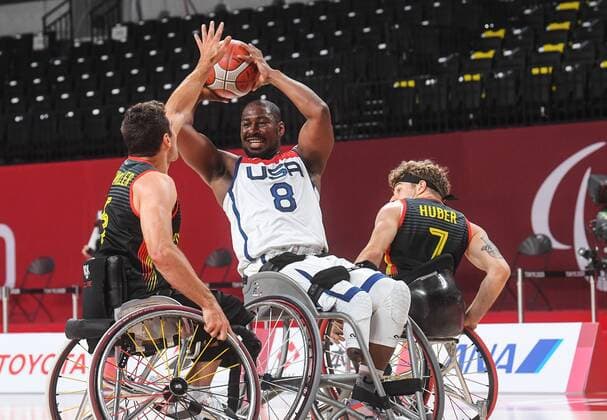 6633136 26.08.2021 From left, Germany s Nico Dreimueller, Brian Bell, of the United States, and Germany s Christopher Huber struggle for the ball during the men s wheelchair basketball Group B match between the United States and Germany at the Tokyo 2020 Paralympic Games at Ariake Arena in Tokyo, Japan. Ilya Pitalev Sputnik Japan Paralympics 2020 Wheelchair Basketball Men USA - Germany  1f3f4e7001f1ee88