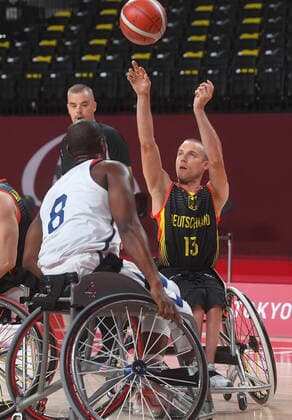6633140 26.08.2021 Germany s Thomas Boehme, right, shoots the ball during the men s wheelchair basketball Group B match between the United States and Germany at the Tokyo 2020 Paralympic Games at Ariake Arena in Tokyo, Japan. Brian Bell, of the United States, is at left. Ilya Pitalev Sputnik Japan Paralympics 2020 Wheelchair Basketball Men USA - Germany  46e89731e899e8e2