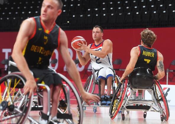 6633142 26.08.2021 Jacob Williams, of the United States, centre, controls the ball during the men s wheelchair basketball Group B match between the United States and Germany at the Tokyo 2020 Paralympic Games at Ariake Arena in Tokyo, Japan. Ilya Pitalev Sputnik Japan Paralympics 2020 Wheelchair Basketball Men USA - Germany  3461d66f05af6721