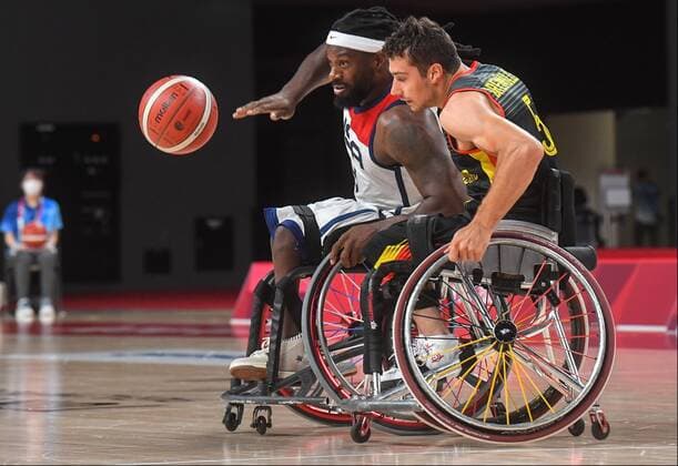 6633145 26.08.2021 Matt Scott, of the United States, and Germany s Nico Dreimueller struggle for the ball during the men s wheelchair basketball Group B match between the United States and Germany at the Tokyo 2020 Paralympic Games at Ariake Arena in Tokyo, Japan. Ilya Pitalev Sputnik Japan Paralympics 2020 Wheelchair Basketball Men USA - Germany  89f3e5015a9cff49