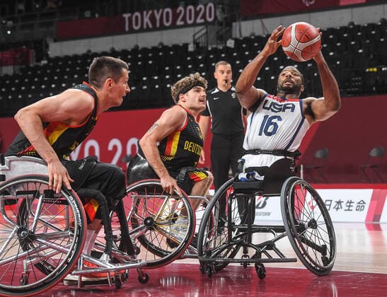6633156 26.08.2021 Trevon Jenifer, of the United States, right, shoots the ball during the men s wheelchair basketball Group B match between the United States and Germany at the Tokyo 2020 Paralympic Games at Ariake Arena in Tokyo, Japan. Ilya Pitalev Sputnik Japan Paralympics 2020 Wheelchair Basketball Men USA - Germany  86cb3743bd1bc912
