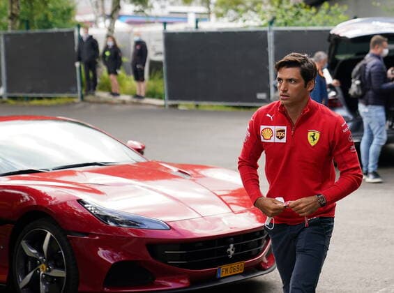 FORMULA 1 ROLEX BELGIAN GRAND PRIX 2021 26 08 2021, Circuit de Spa Francorchamps, Spa Franchorchamps, FORMULA 1 ROLEX BELGIAN GRAND PRIX 2021 , in the picture Carlos Sainz Jr ESP 55 , Scuderia Ferrari Mission Winnow arrives at the track in a Ferrari nordphotoxGmbHx xBratic nph00250