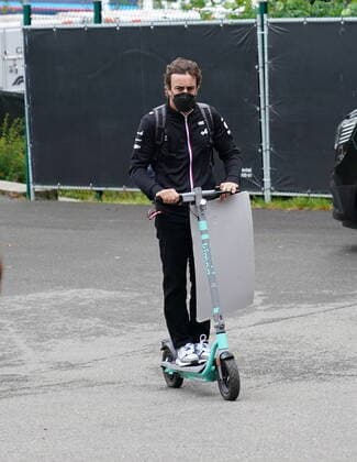 FORMULA 1 ROLEX BELGIAN GRAND PRIX 2021 26 08 2021, Circuit de Spa Francorchamps, Spa Franchorchamps, FORMULA 1 ROLEX BELGIAN GRAND PRIX 2021 , in the picture Fernando Alonso ESP 14 , Alpine F1 Team arrives at the track with an electric scooter nordphotoxGmbHx xBratic nph00250